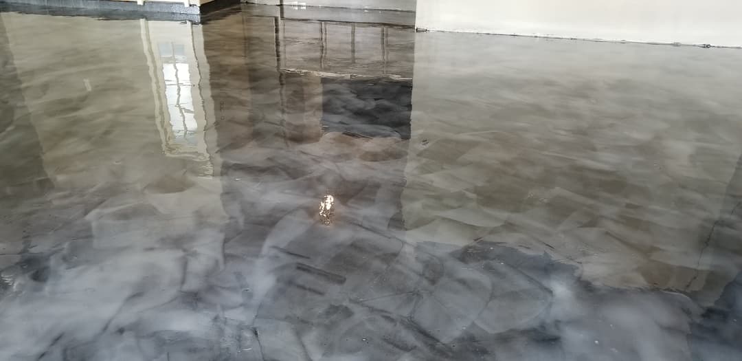 Glossy epoxy floor in a spacious room, showcasing a modern, polished finish.