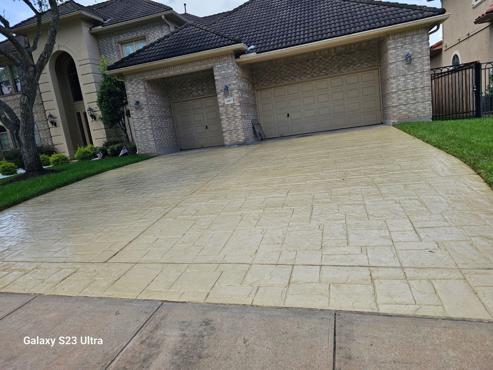 Gallery photos for Stunning Driveway and Sidewalk Renovation: Image #1